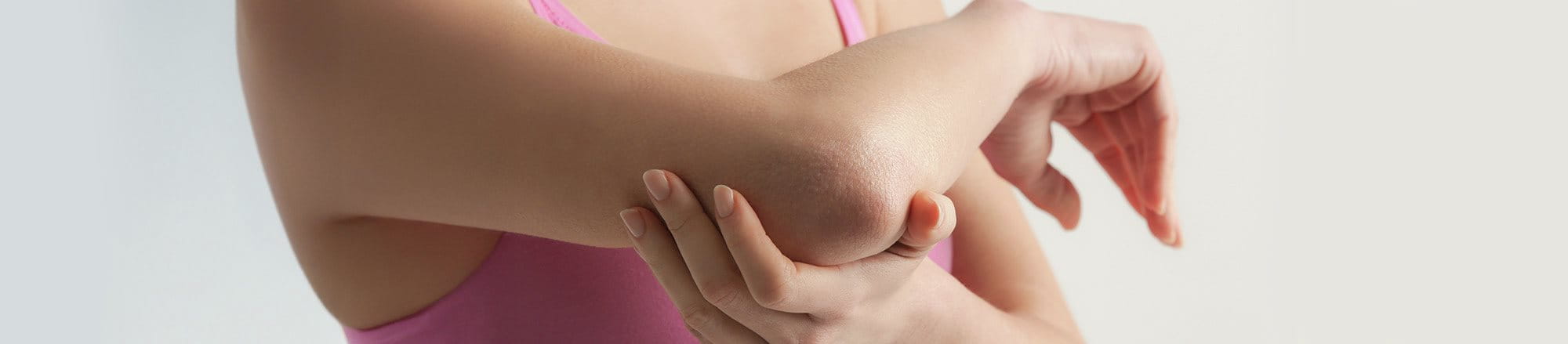 foto di ragazza con gomito secco