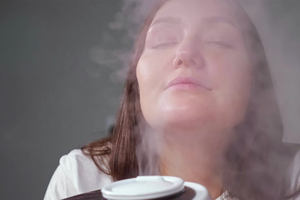 Bagno di vapore sul viso con dispositivo dedicato