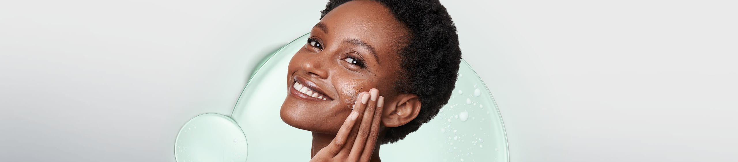 Mujer siguiendo los consejos para prevenir o reducir el acné