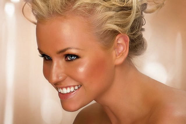 Ragazza abbronzate dopo le vacanze