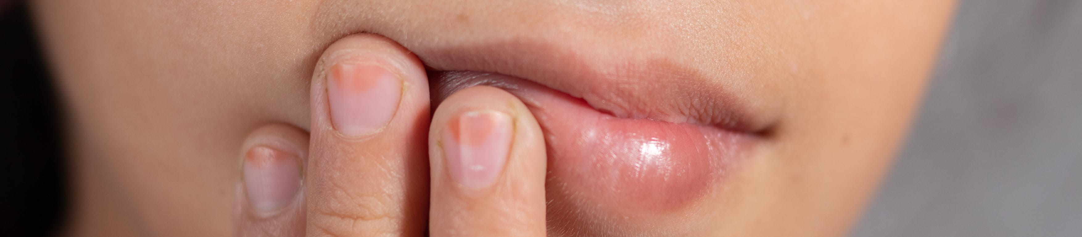 Kind fässt sich an den Mund.