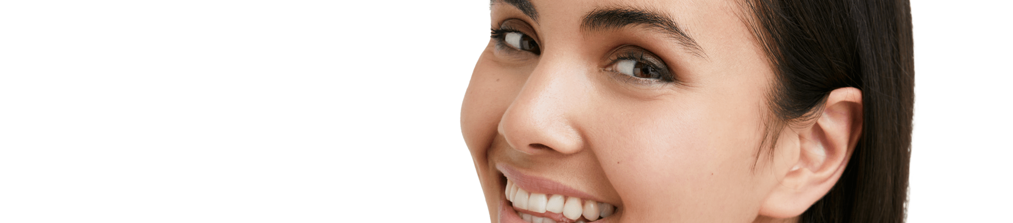 kuva hymyilevästä naisesta valkoisella taustalla