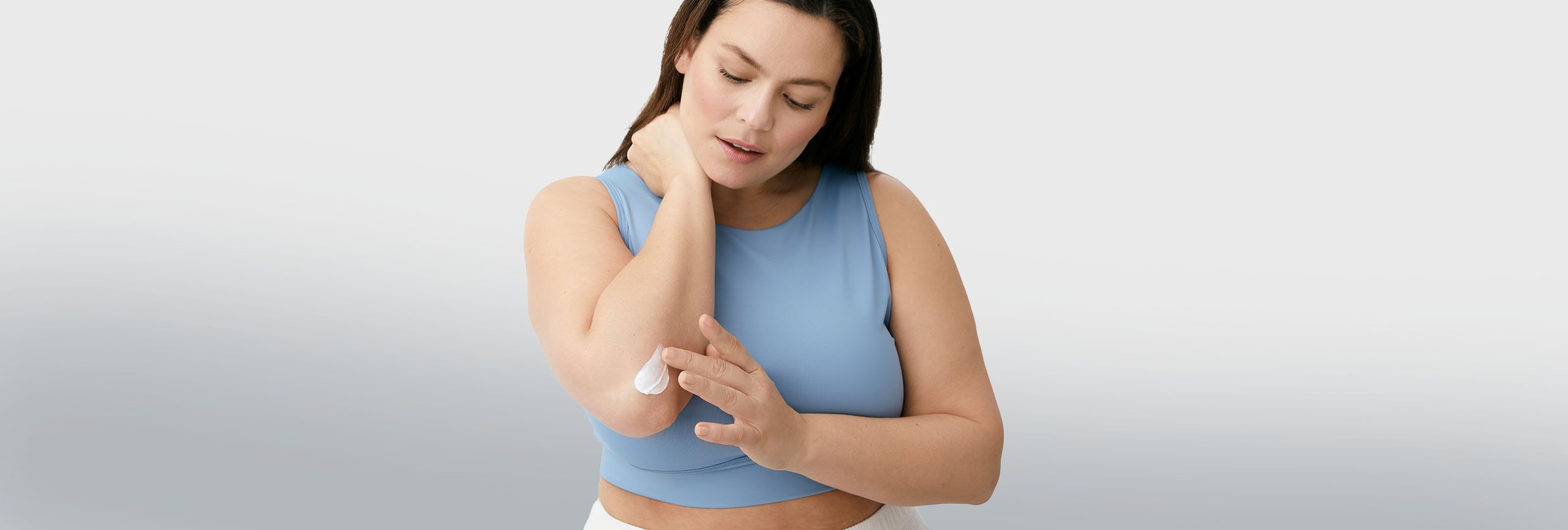 Persona con manchas en la piel del cuerpo causadas por el sol