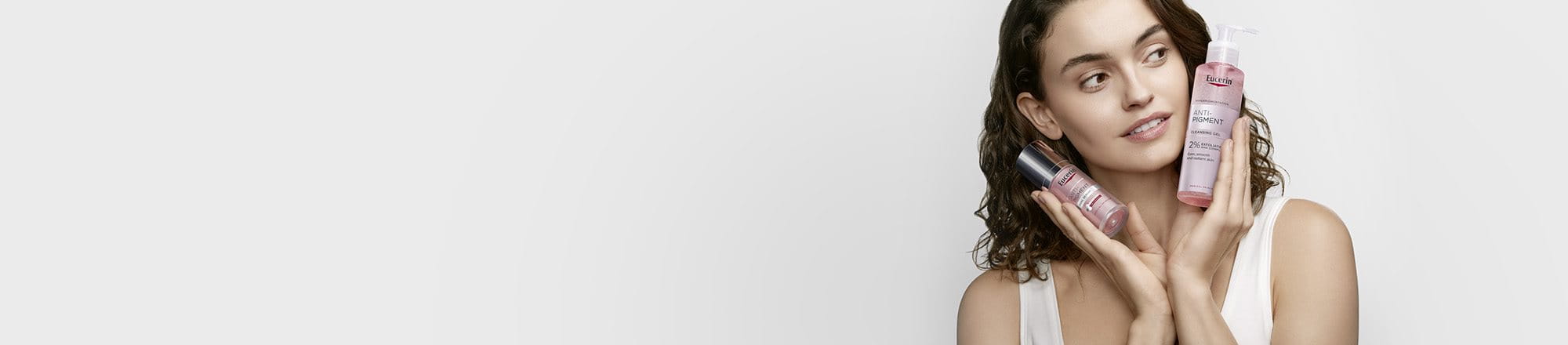modelka držící výrobky Eucerin Anti-Pigment