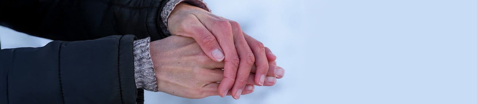 foto di mani con dermatite da freddo