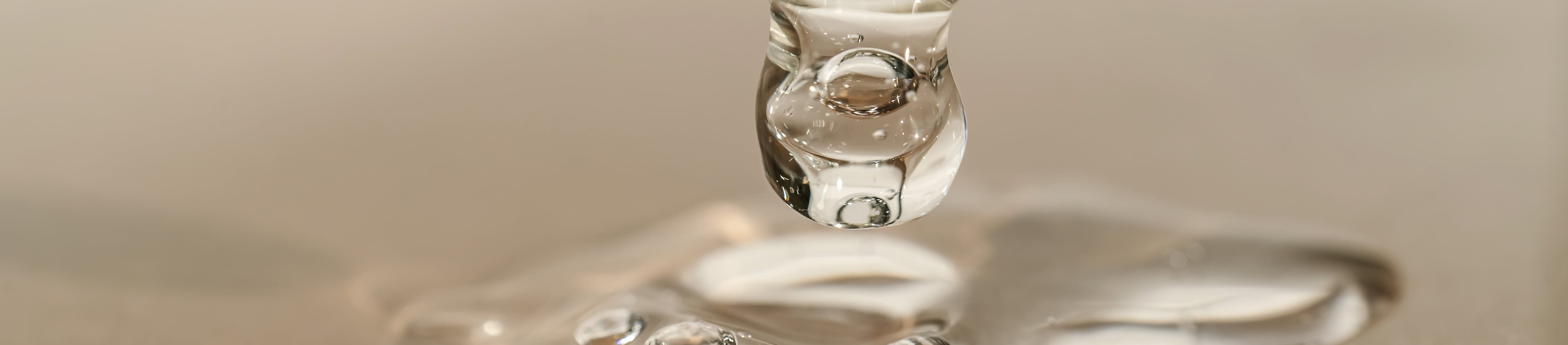 Eine Pipette gibt eine ölartige Flüssigkeit ab.