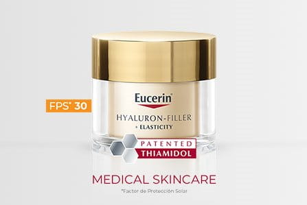 Persona conociendo la crema anti-edad con ácido hialurónico.