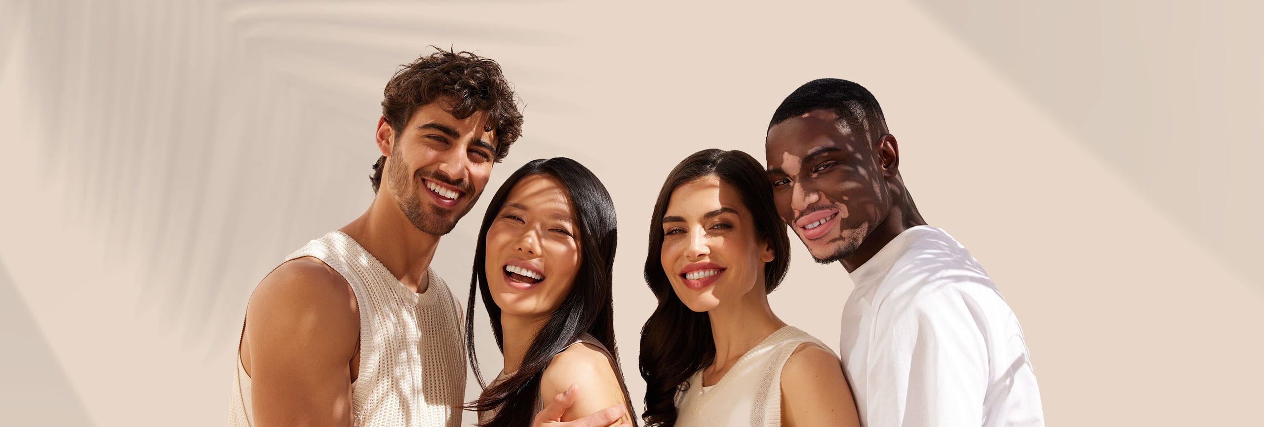 Mujeres eligiendo el protector solar con color para la piel grasa