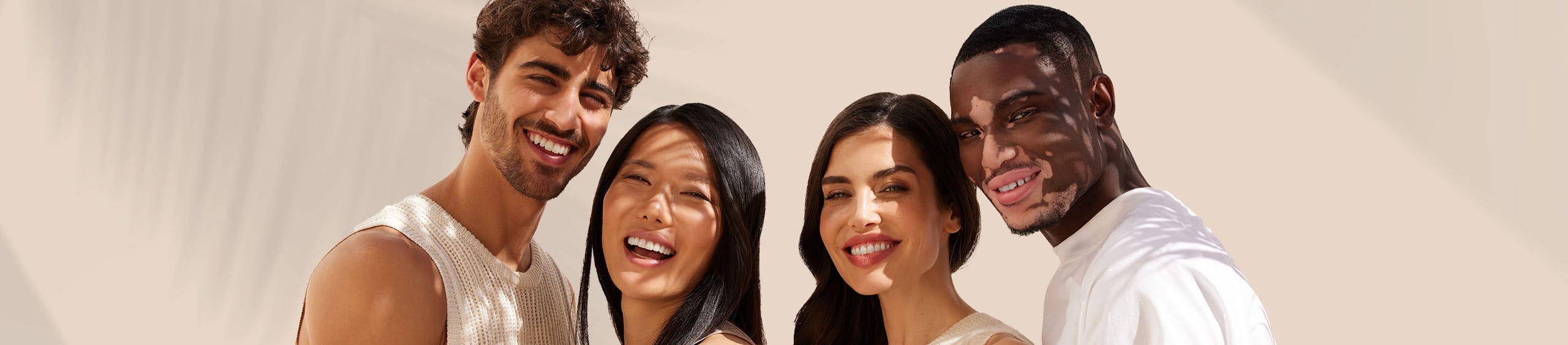 Mujeres eligiendo el protector solar con color para la piel grasa