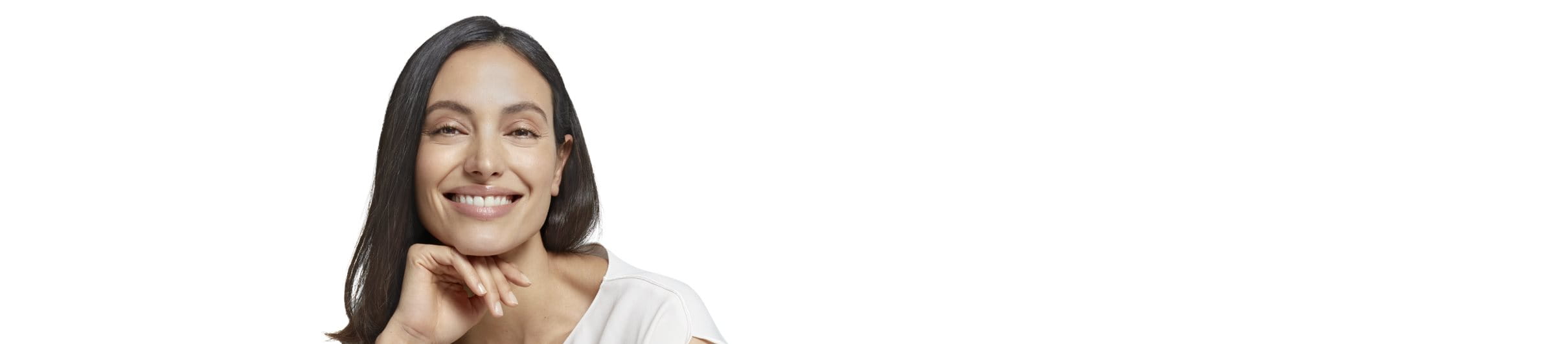 nainen levittää eucerin-voidetta iholleen