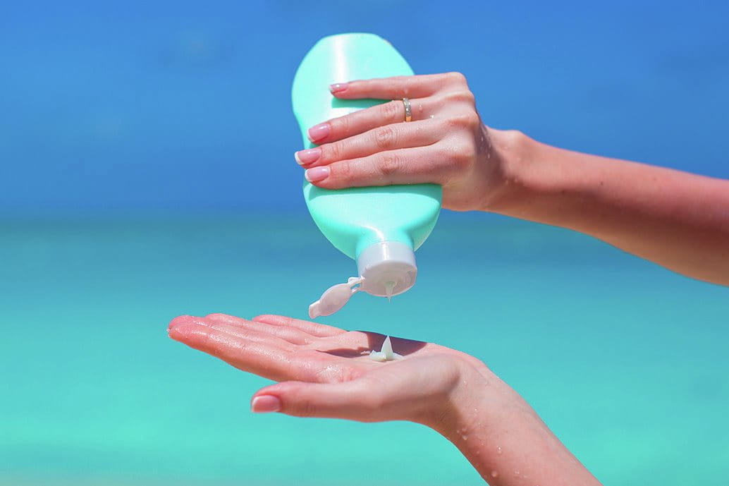 persona che utilizza la crema solare