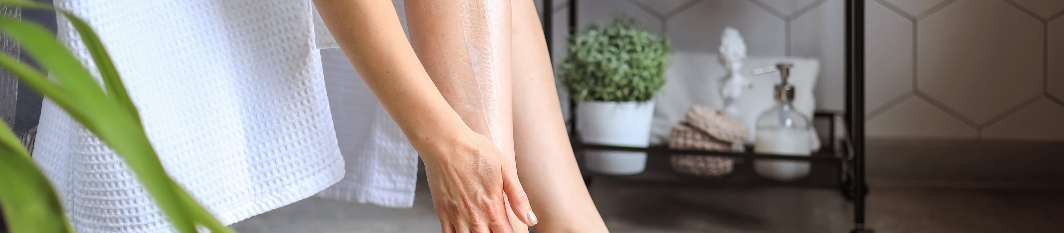 Eine Frau mit Diabetes pflegt ihre juckende Haut.