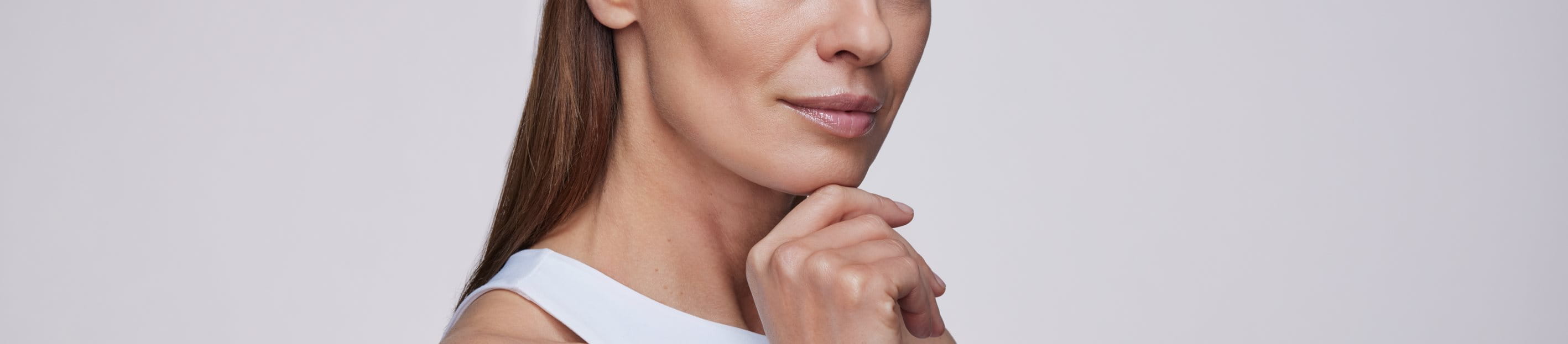 Mujer que previene el envejecimiento de la piel