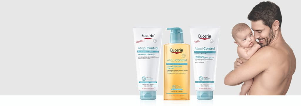 Mamma con bambina e confezioni prodotti in primo piano 