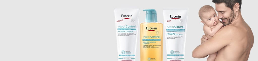 Mamma con bambina e confezioni prodotti in primo piano