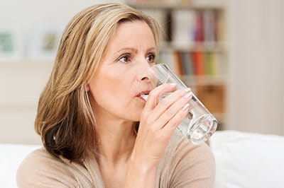 Ältere Dame trinkt Wasser