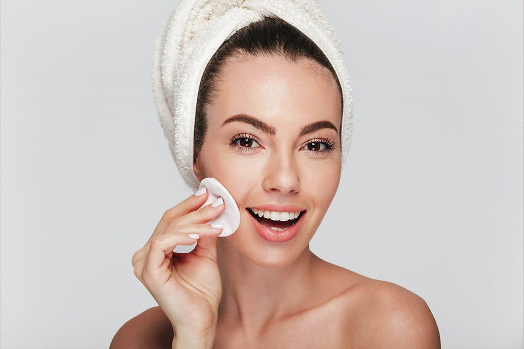 Pelle luminosa e meno impurità dopo la pulizia del viso con vapore