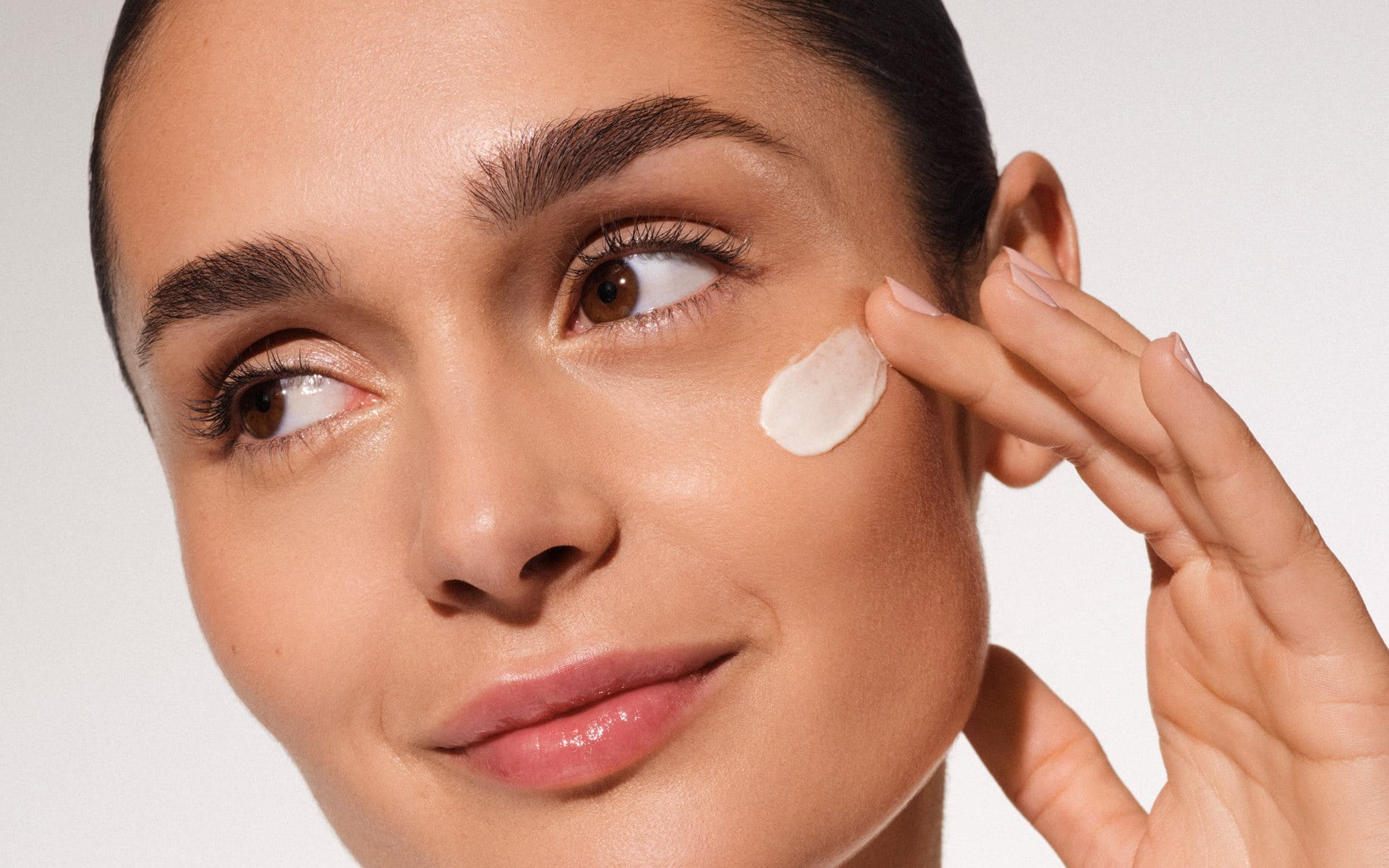 Woman smiling wearing a sun hat