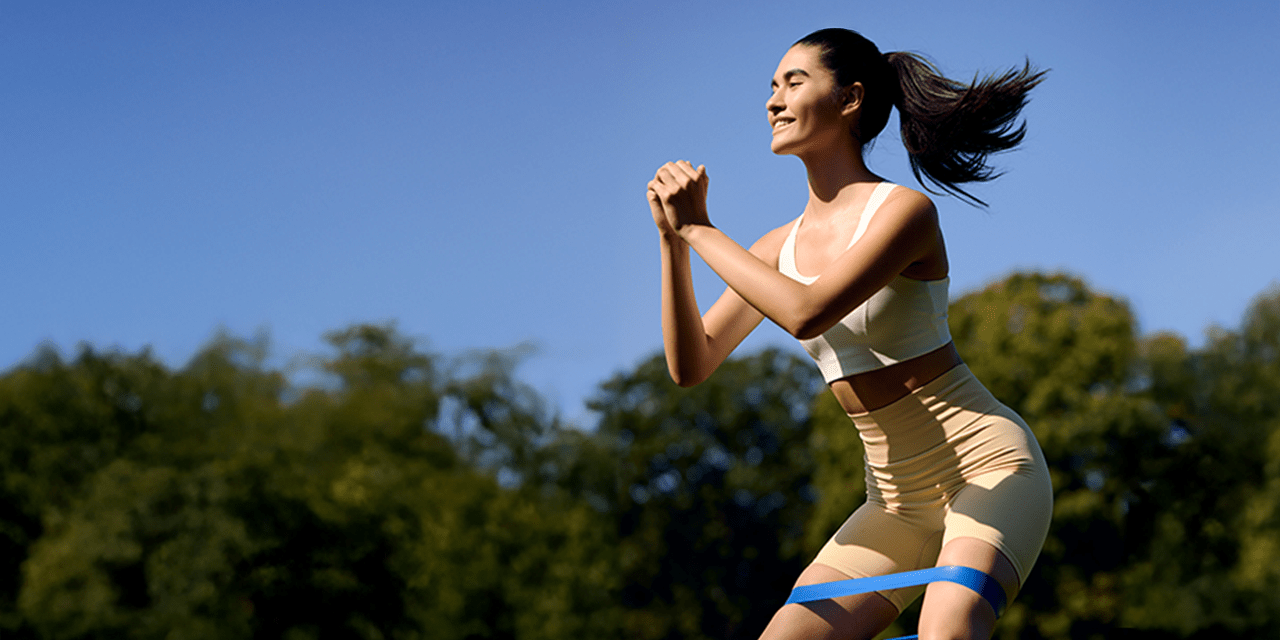 fille courant dans le parc