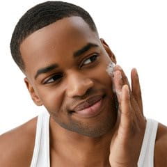 Une routine de soins régulière avec des produits appropriés permet de lutter contre l'obstruction des glandes sébacées.