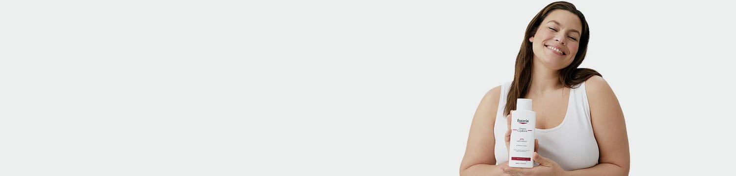 modelka držiaca šampón eucerín