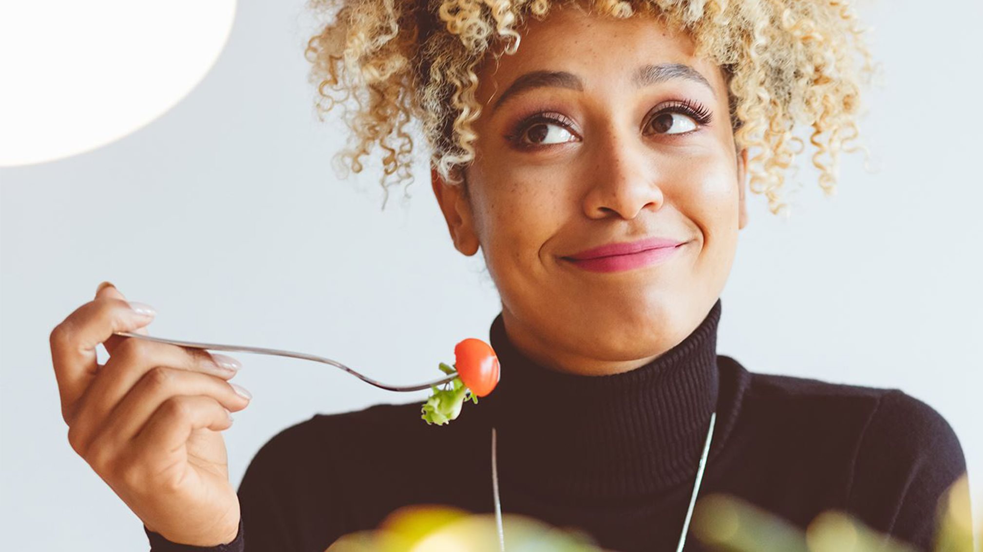 Vrouw met eten op een vork