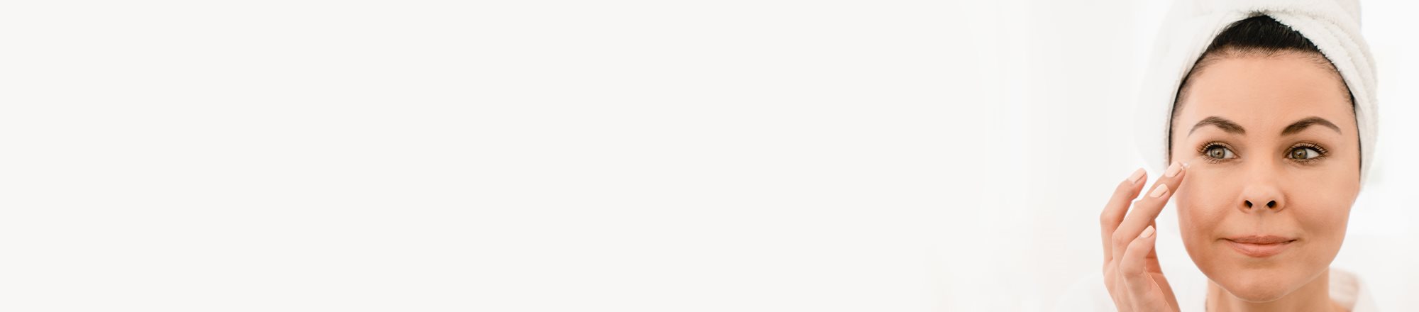 viso di una donna con prime rughe