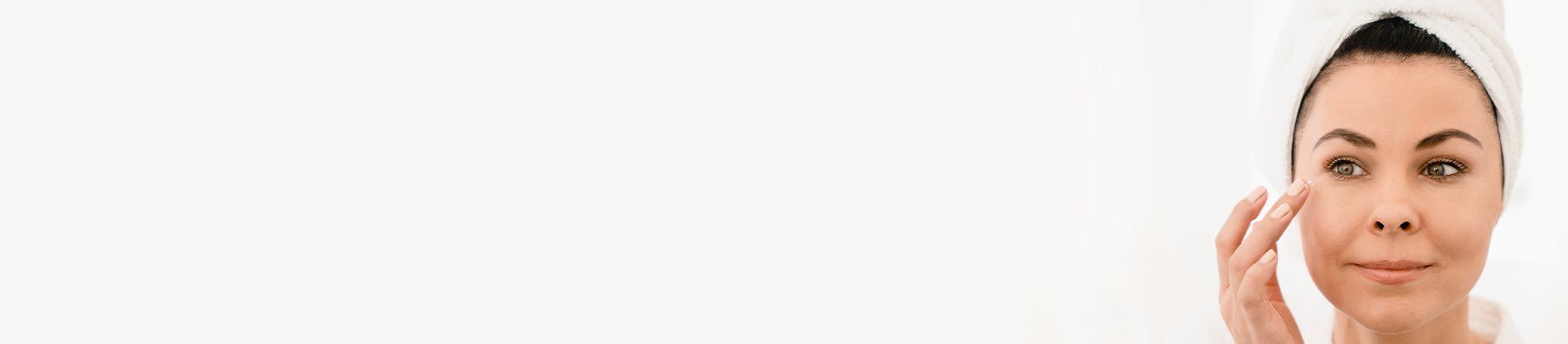 viso di una donna con prime rughe