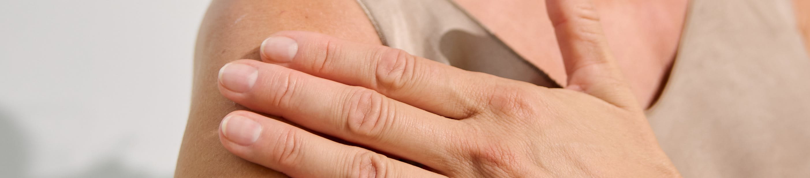 Femme appliquant un produit Eucerin sur sa jambe