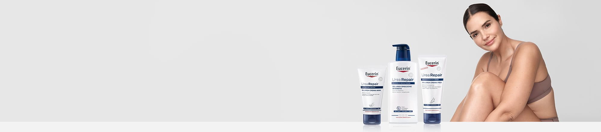 Donna seduta con confezioni di prodotti in primo piano 