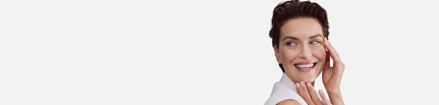 Mladá žena dotýkající se tváře