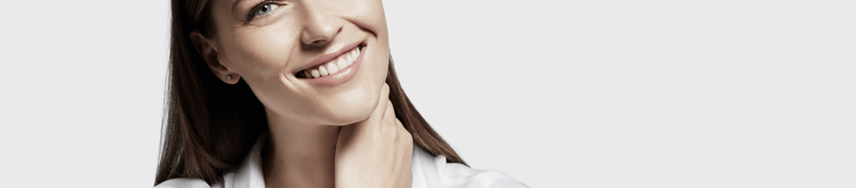 Una mujer sonriendo.