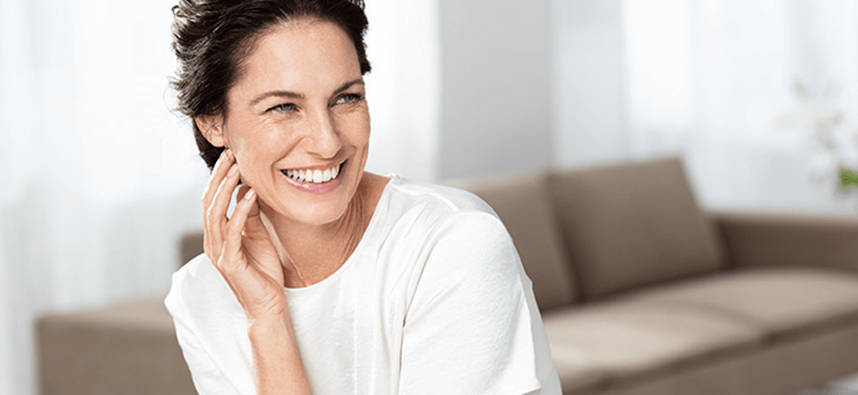 Kvinna i 40-årsåldern skrattar