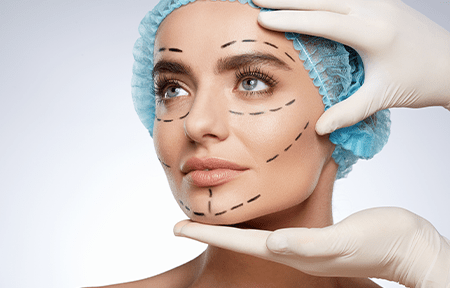 Kvinnans ansikte förbereds för plastikkirurgi