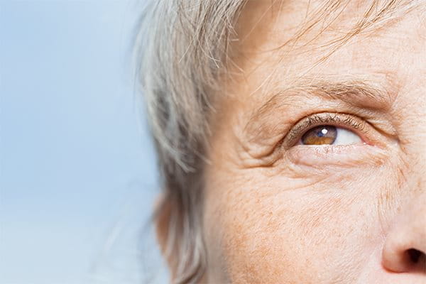 Bild på äldre person mer rynkor för att illustrera hudens åldrande