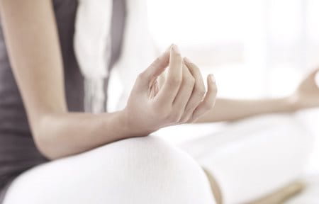Bild på person som mediterar som kan bidra till mer välmående hud