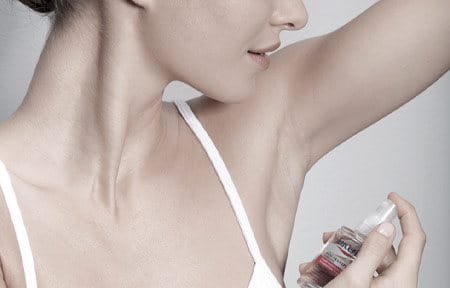 Woman uses Eucerin 72 h Anti-Transpirant Intensive Pump-Spray