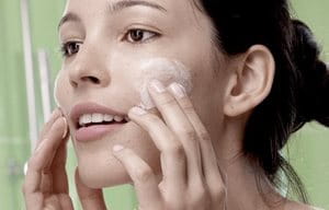 Người phụ nữ đang chăm sóc da mặt