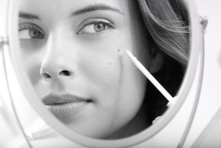 žena nanosi Eucerin AntiPigment liniju njege na lice