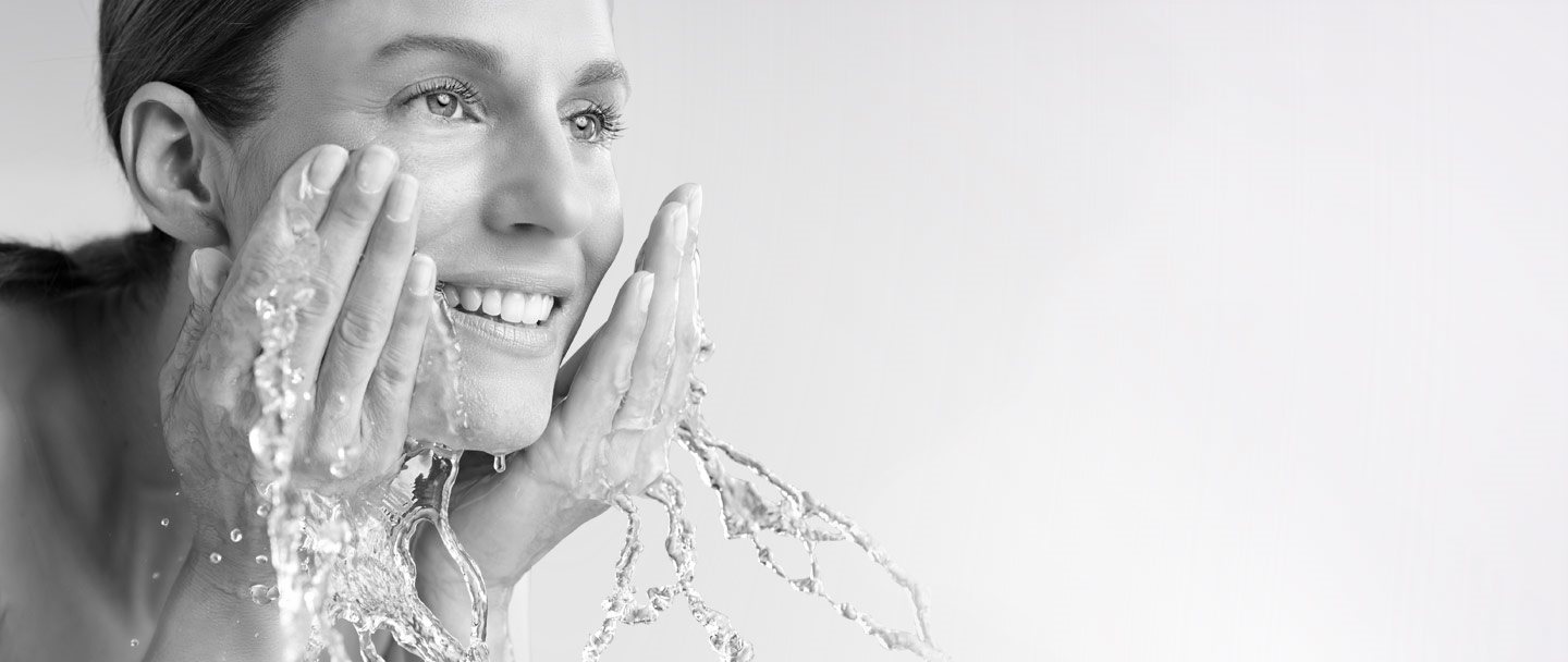 Femme nettoyant son visage