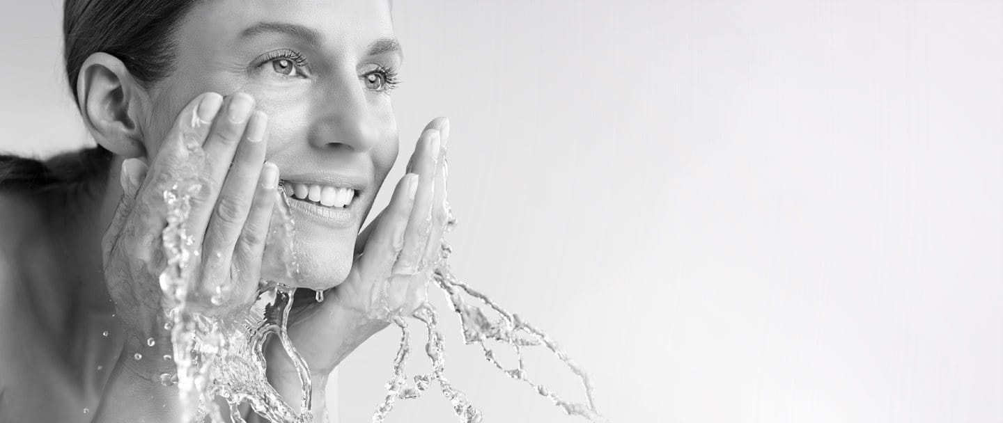 Femme se lavant le visage.