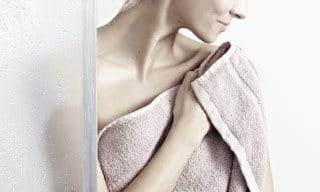 mulher enrolada numa toalha de banho