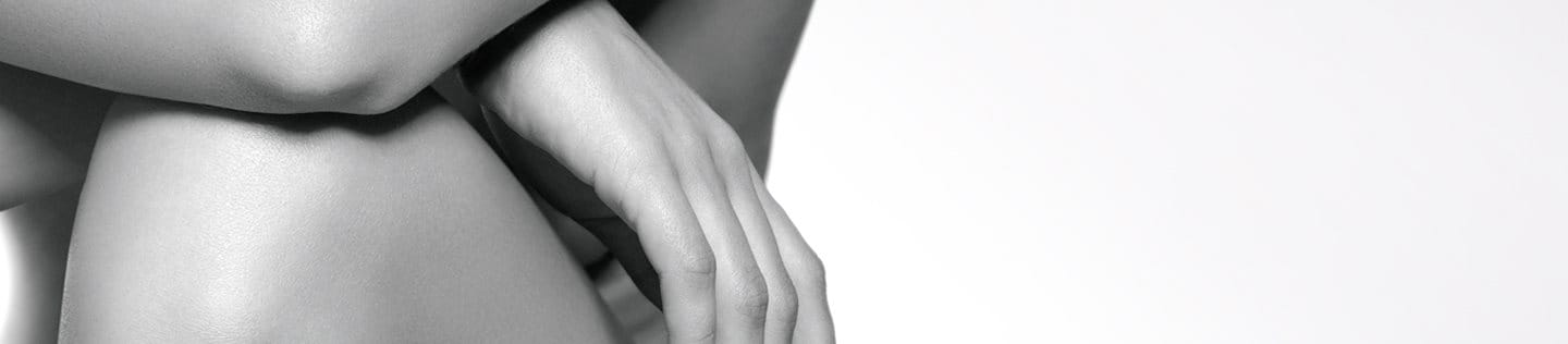 Une femme à la peau visiblement saine