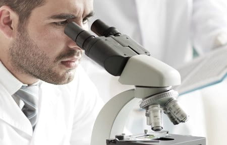 znanstvenik s mikroskopom