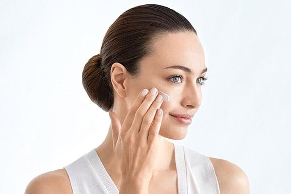 Incorpora el cuidado del ojo a tu rutina diaria de cuidado de la piel