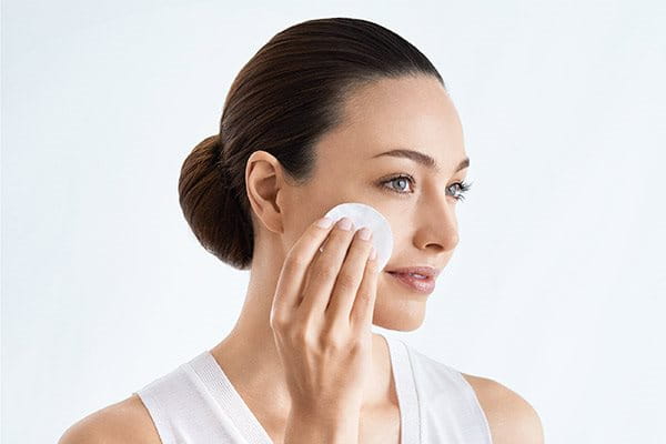 Intégrez un soin spécifique dans votre routine quotidienne de soins de la peau. 