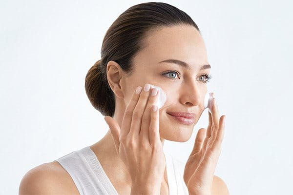 Intégrez une lotion tonifiante à votre routine quotidienne de soins de la peau