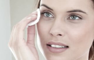Vrouw gebruikt Eucerin producten voor grondige gezichtsreiniging
