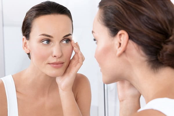 Vrouw brengt AtopiControl gezichtscrème aan