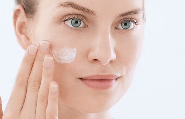 Zastosuj peeling kwasowy po oczyszczeniu i tonizacji skóry.